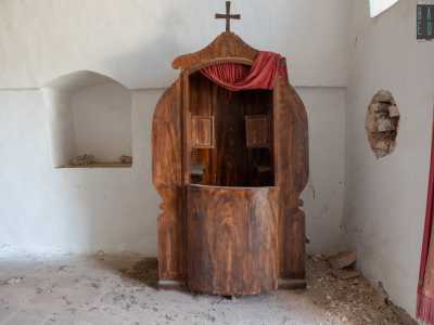 ...e di un confessionale in legno